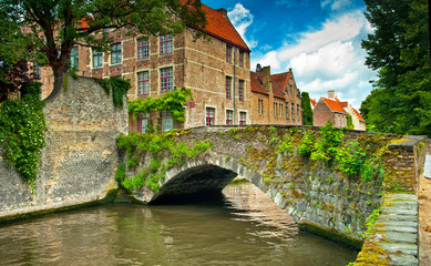 Obraz premium Domy wzdłuż kanałów w Brugii lub Brugii w Belgii