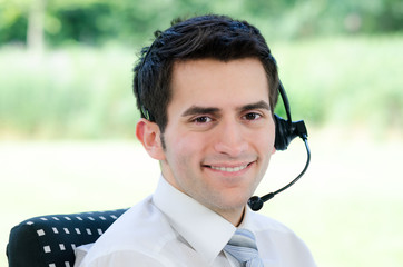 freundlicher call-center mitarbeiter