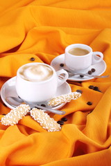 Espreso e cappuccino con biscotti