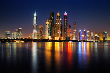 Obraz premium Dubai Marina, UAE at dusk as seen from Palm Jumeirah