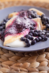 naleśniki z serem i jagodami jagoda naleśnik ser biały śmietana © JoannaTkaczuk