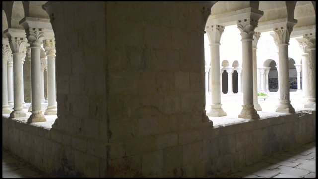 claustro romanico publico