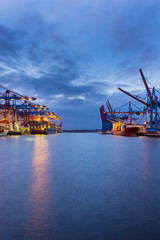Fototapeta na wymiar Hafenbecken am Containerterminal