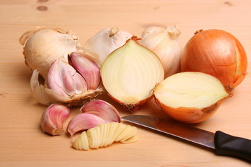 Zwiebeln und Knoblauch