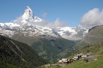 Fototapeta na wymiar Wioska Eggen pod Matterhorn w szwajcarskich Alpach