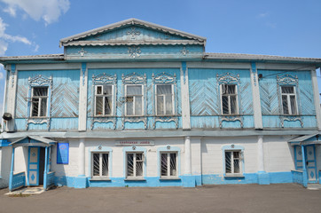 Старый деревянный дом на подворье Богоявленского храма в Коломне