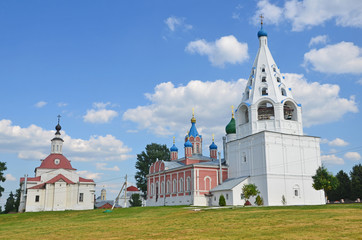 Коломна. вид на храмы Соборной площади со стороны реки