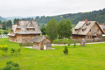Fototapeta na wymiar Tradycyjne drewniane wieś w Tatrach, Polska