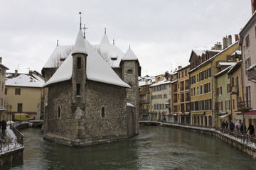 Fototapeta na wymiar Zamek w zimie, Annecy, Francja