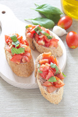 Crostini with tomato, basil and garlic