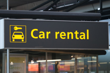 Obraz premium Znak wypożyczalni samochodów na lotnisku