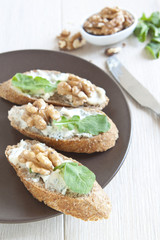 Crostini with gorgonzola cheese, arugula and walnut