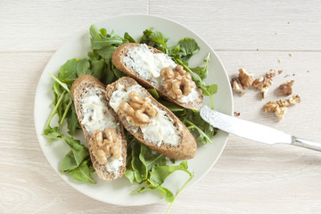 Crostini with gorgonzola cheese, arugula and walnut