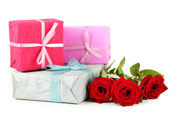 Obraz na płótnie Canvas Beautiful roses and presents, isolated on white