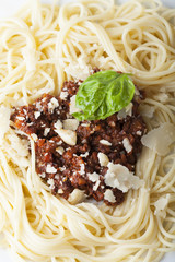 Spaghetti mit Sauce Bolognese und Basilikum