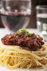 Spaghetti mit Sauce Bolognese und Basilikum