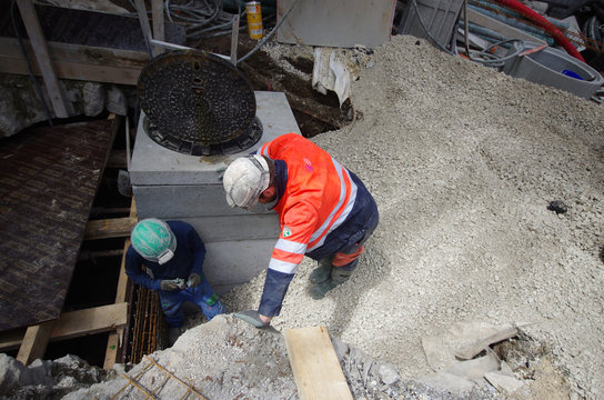 ouvriers sur un chantier - travaux de canalisation