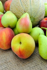 Frutta. Melone, pesche e pere