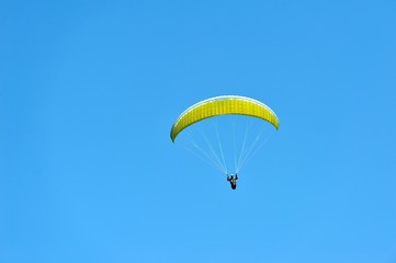 pilota di parapendio volo sportivo