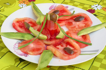 Ensalada de tomates con aguacates