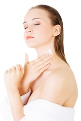 Obraz na płótnie Canvas Beautiful woman with healthy skin applying cosmetic cream