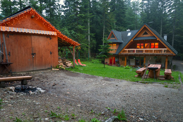 Fototapeta na wymiar Drewniane schronienie w lesie Tatrach, Polska