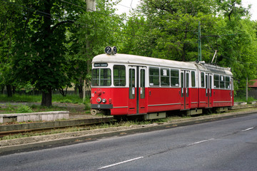 Fototapeta na wymiar Stary czerwony tramwaj w Miszkolc, Węgry