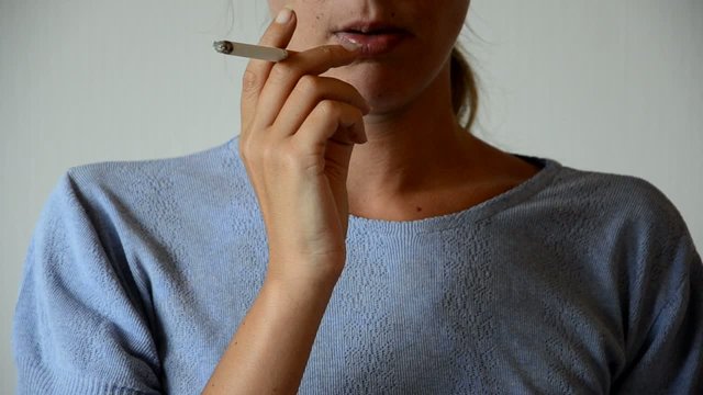 Fumer une cigarette