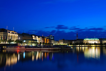 Fototapeta na wymiar Nocny widok na Stare Miasto w Hamburgu Alster
