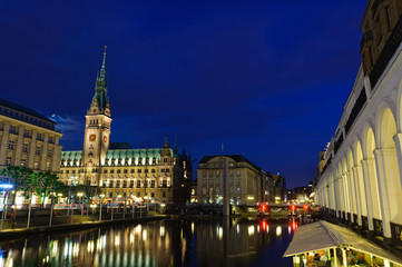 Fototapeta na wymiar Nocny widok na Ratusz w Hamburgu