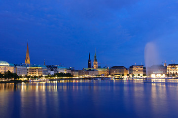 Fototapeta na wymiar Stare miasto Hamburg i Alster o zmierzchu