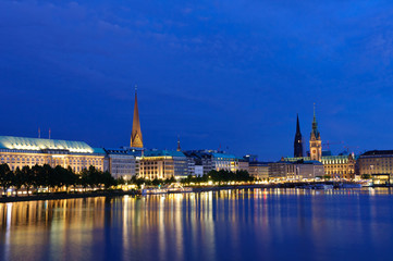 Obraz premium Old city of Hamburg and the Alster at dusk