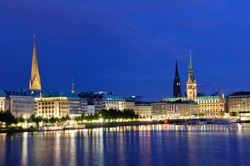 Obraz premium Old city of Hamburg and the Alster at dusk