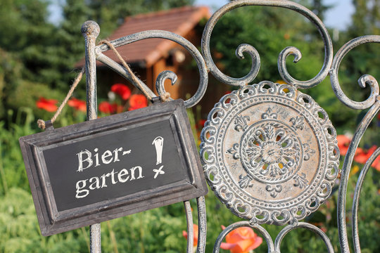Gartenstuhl mit Biergarten-Schild