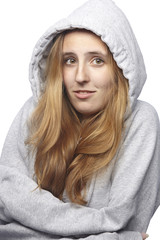 Obraz premium Junge Frau mit grauem Kapuzenpulli