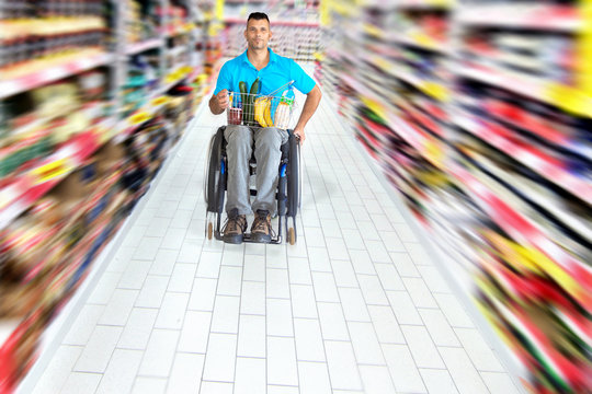 Rollstuhlfahrer beim Lebensmittelkauf