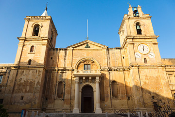 Fototapeta na wymiar Dziurawca Co-Cathedral w Valletta, Malta