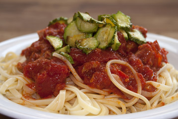 spaghetti al sugo di tonno e zucchine