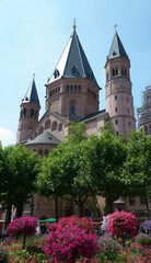 Fototapeta premium Mainzer Dom mit Blumendeko