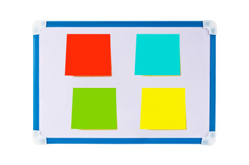 Tafel mit leeren bunten Notizzetteln zum Beschriften