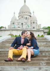 Fototapeta premium Couple kissing near the Sacre-Coeur in Paris