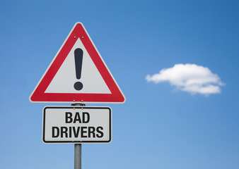 Achtung Schild mit Wolke BAD DRIVERS