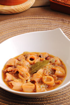 Calamar encebollado