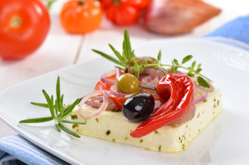 Griechischer Schafskäse pikant und mit Kräutern überbacken