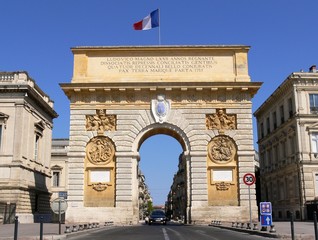 Fototapeta na wymiar Widok z przodu łuku triumfalnego Ludwika XIV, Francja, Montpellier