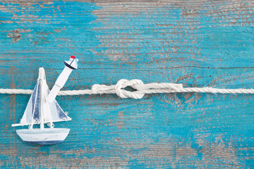 Ein Segelboot aus Holz als maritime Deko oder Hintergrund