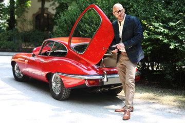 attraktiver Mann mit Oldtimer