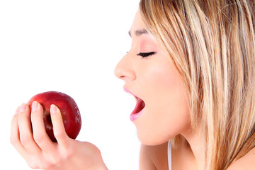 mujer joven comiendo una manzana roja