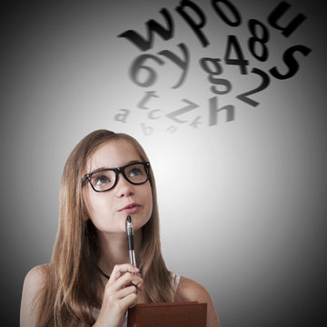 chica joven con letras imaginando