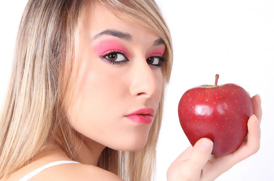 Mujer  rubia con manzana roja